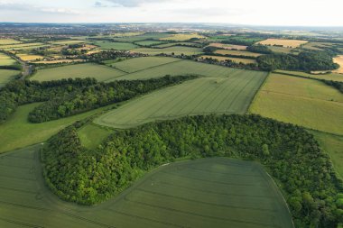 İngiltere 'nin Luton City yakınlarındaki Sharpenhoe Alkışlayıcıları' ndaki İngiliz Kırsal Bölgesi 'nin en güzel Yüksek Açılı Manzarası. Fotoğraf 26 Haziran 2023 'te çekilmiştir.
