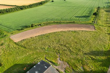 İngiltere 'nin Luton City yakınlarındaki Sharpenhoe Alkışlayıcıları' ndaki İngiliz Kırsal Bölgesi 'nin en güzel Yüksek Açılı Manzarası. Fotoğraf 26 Haziran 2023 'te çekilmiştir.