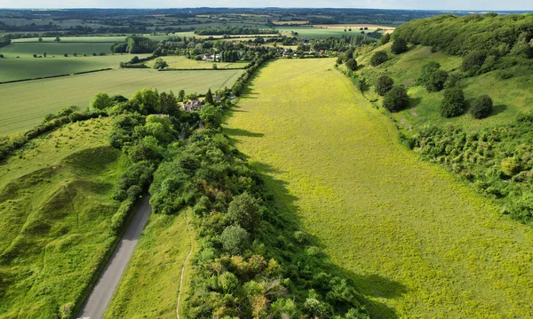 İngiltere 'nin Luton City yakınlarındaki Sharpenhoe Alkışlayıcıları' ndaki İngiliz Kırsal Bölgesi 'nin en güzel Yüksek Açılı Manzarası. Fotoğraf 26 Haziran 2023 'te çekilmiştir.