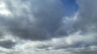 İngiliz Şehri üzerinde dramatik Bulutlar ve Gökyüzü 