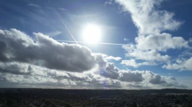 İngiliz Şehri üzerinde dramatik Bulutlar ve Gökyüzü 