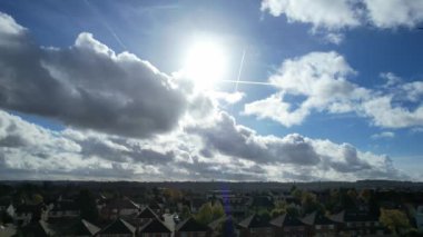İngiliz Şehri üzerinde dramatik Bulutlar ve Gökyüzü 