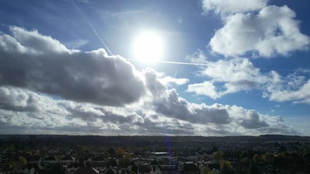 Δραματικά Σύννεφα Και Ουρανός Πάνω Από Την Αγγλική Πόλη — Αρχείο Βίντεο