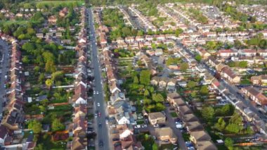 10 Ekim 2023 'te, parlak güneşli bir günde Luton şehrinin yüksek açılı görüntüsü. Drone 'un Kamera Görüntüsü