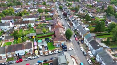 10 Ekim 2023 'te, parlak güneşli bir günde Luton şehrinin yüksek açılı görüntüsü. Drone 'un Kamera Görüntüsü