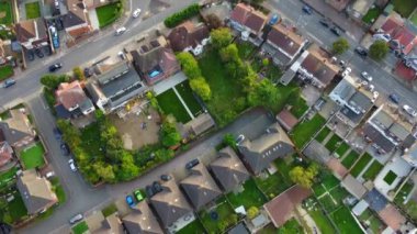 10 Ekim 2023 'te, parlak güneşli bir günde Luton şehrinin yüksek açılı görüntüsü. Drone 'un Kamera Görüntüsü