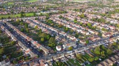 10 Ekim 2023 'te, parlak güneşli bir günde Luton şehrinin yüksek açılı görüntüsü. Drone 'un Kamera Görüntüsü