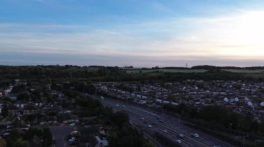 Gün batımında Luton City ve Roads. 15 Ekim 2023 'te Drone' un Kamerası ile yakalanmış.