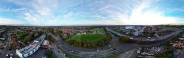 Gün batımında Panoramik Luton Şehri ve Otoyolları. Fotoğraf 15 Ekim 2023 'te çekilmiştir.