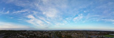 Gün batımında Panoramik Luton Şehri ve Otoyolları. Fotoğraf 15 Ekim 2023 'te çekilmiştir.