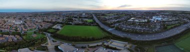 Gün batımında Panoramik Luton Şehri ve Otoyolları. Fotoğraf 15 Ekim 2023 'te çekilmiştir.