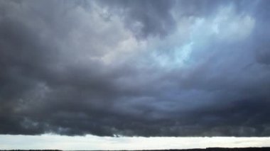 İngiltere 'nin Luton şehrinde Görkemli Gökyüzü ve Yağmur Bulutları. Görüntü İHA 'nın Kamerasıyla 22 Eylül 2023' te çekildi.