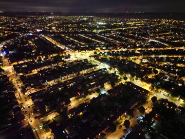 Aydınlatılmış Yolları ve Trafiği Olan İngiliz Otoyollarının Gece Havası Görüntüsü