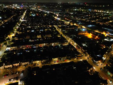 Aydınlatılmış Yolları ve Trafiği Olan İngiliz Otoyollarının Gece Havası Görüntüsü