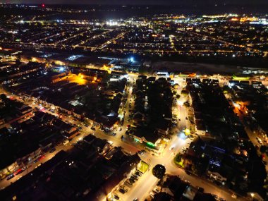 Aydınlatılmış Yolları ve Trafiği Olan İngiliz Otoyollarının Gece Havası Görüntüsü