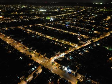 Aydınlatılmış Yolları ve Trafiği Olan İngiliz Otoyollarının Gece Havası Görüntüsü