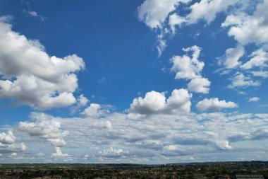 Luton şehri İngiltere 'de bulutlarla kaplı Güzel ve Dramatik Gökyüzü Yüksek Açı Görünümü