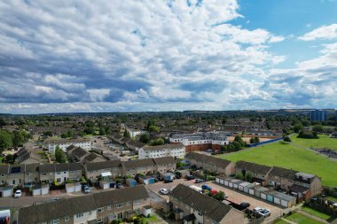 İngiltere 'nin Kuzey Luton şehrinin hava görüntüsü 19 Temmuz 2023' te bulutlu bir günde çekildi..