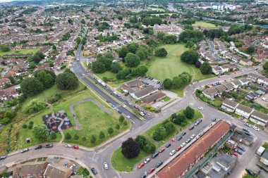 İngiltere 'nin Kuzey Luton şehrinin hava görüntüsü 19 Temmuz 2023' te bulutlu bir günde çekildi..