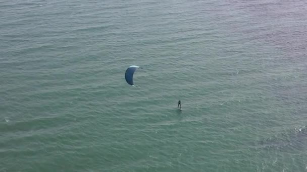 Flygfoto Över Man Paragliding Northumberland Beach England Storbritannien Januari 2023 — Stockvideo
