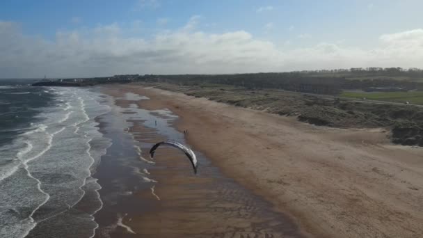Vista Aérea Man Parapente Northumberland Beach Inglaterra Gran Bretaña Ene — Vídeos de Stock