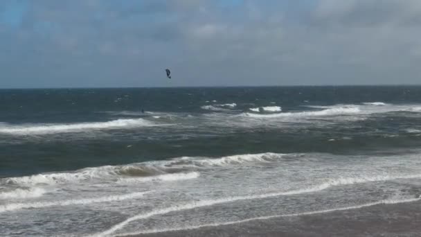 มมองทางอากาศของ Man Paragliding บนชายหาด Northumberland ของอ งกฤษ Great Britain มกราคม — วีดีโอสต็อก