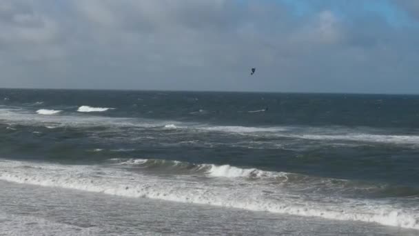 Vista Aérea Man Parapente Northumberland Beach Inglaterra Gran Bretaña Ene — Vídeo de stock