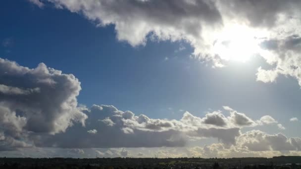 Gündoğumu Sırasında Ngiltere Nin Luton Şehrinde Dramatik Bulutların Gökyüzünün Güzel — Stok video