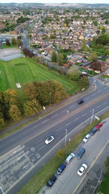 Gün batımında Luton Şehri ve Otoyolları. Fotoğraf 15 Ekim 2023 'te çekilmiştir.