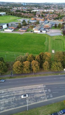 Gün batımında Luton Şehri ve Otoyolları. Fotoğraf 15 Ekim 2023 'te çekilmiştir.