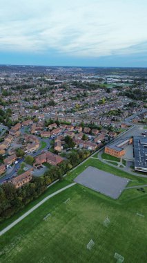 Gün batımında Luton Şehri ve Otoyolları. Fotoğraf 15 Ekim 2023 'te çekilmiştir.