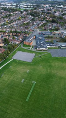 Gün batımında Luton Şehri ve Otoyolları. Fotoğraf 15 Ekim 2023 'te çekilmiştir.