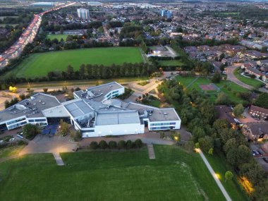 Gün batımında Luton Şehri ve Otoyolları. Fotoğraf 15 Ekim 2023 'te çekilmiştir.