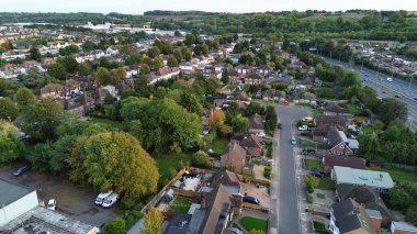 Gün batımında Luton Şehri ve Otoyolları. Fotoğraf 15 Ekim 2023 'te çekilmiştir.