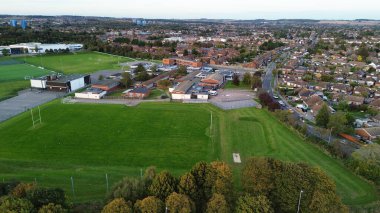 Gün batımında Luton Şehri ve Otoyolları. Fotoğraf 15 Ekim 2023 'te çekilmiştir.