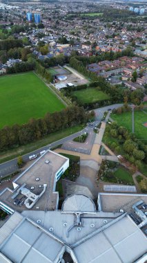 Gün batımında Luton Şehri ve Otoyolları. Fotoğraf 15 Ekim 2023 'te çekilmiştir.