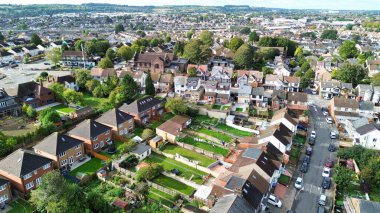 İngiltere 'nin Luton kasabasındaki Iskan Gayrimenkul Konutları Yüksek Açılı Görünümü. Fotoğraf 14 Ekim 2023 'te çekilmiştir.