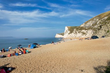 İngiltere, İngiltere 'nin Durdle Door Sahili' nde kalabalık var. 9 Eylül 2023 'te Drone' un kamerasıyla yakalanmış.
