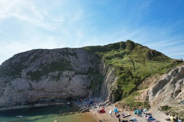 İngiltere, İngiltere 'nin Durdle Door Sahili' nde kalabalık var. 9 Eylül 2023 'te Drone' un kamerasıyla yakalanmış.