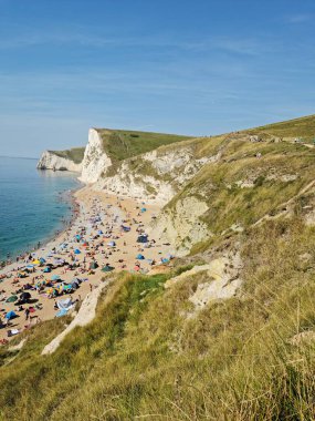 İngiltere, İngiltere 'nin Durdle Door Sahili' nde kalabalık var. 9 Eylül 2023 'te Drone' un kamerasıyla yakalanmış.