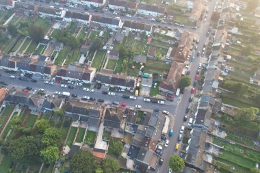 Gündoğumunda Luton şehrinin yüksek açılı yerleşim bölgesi. Luton, İngiltere. Ele geçirilen 16 Eylül 2023
