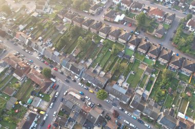 Gündoğumunda Luton şehrinin yüksek açılı yerleşim bölgesi. Luton, İngiltere. Ele geçirilen 16 Eylül 2023