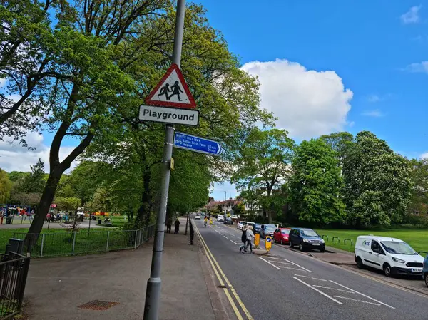 Luton City, İngiltere 'de Büyük Yol ve Trafik. Görüntü İHA 'nın Kamerasıyla 7 Mayıs 2023' te çekildi.