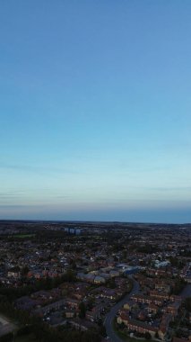 Gün batımında Luton Şehri ve Otoyolları. Fotoğraf 15 Ekim 2023 'te çekilmiştir.