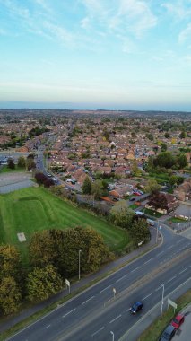 Gün batımında Luton Şehri ve Otoyolları. Fotoğraf 15 Ekim 2023 'te çekilmiştir.