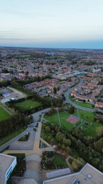 Gün batımında Luton Şehri ve Otoyolları. Fotoğraf 15 Ekim 2023 'te çekilmiştir.