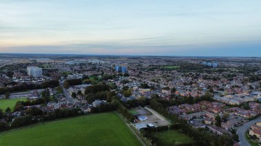 Gün batımında Luton Şehri ve Otoyolları. Fotoğraf 15 Ekim 2023 'te çekilmiştir.