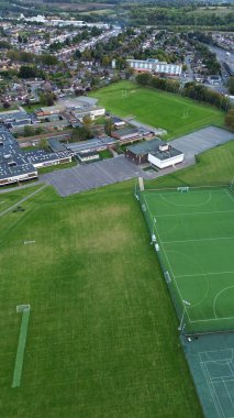 Gün batımında Luton Şehri ve Otoyolları. Fotoğraf 15 Ekim 2023 'te çekilmiştir.