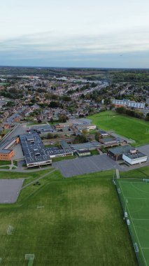 Gün batımında Luton Şehri ve Otoyolları. Fotoğraf 15 Ekim 2023 'te çekilmiştir.