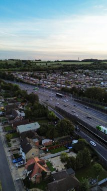 Gün batımında Luton Şehri ve Otoyolları. Fotoğraf 15 Ekim 2023 'te çekilmiştir.